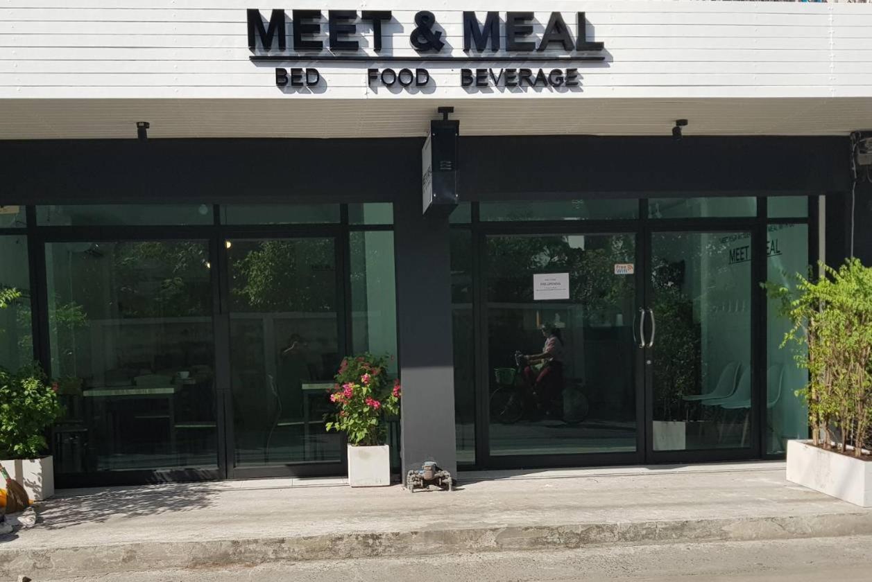 Хостел Meet & Meal Бангкок Экстерьер фото